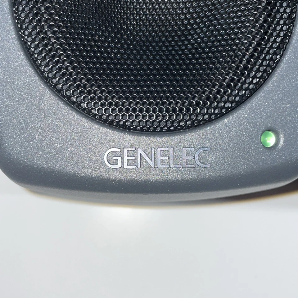 Altavoces de monitor de estudio Genelec 8010A alimentados de 3 pulgadas sin soportes (PAR DE 2) negros Foto 2 de 4