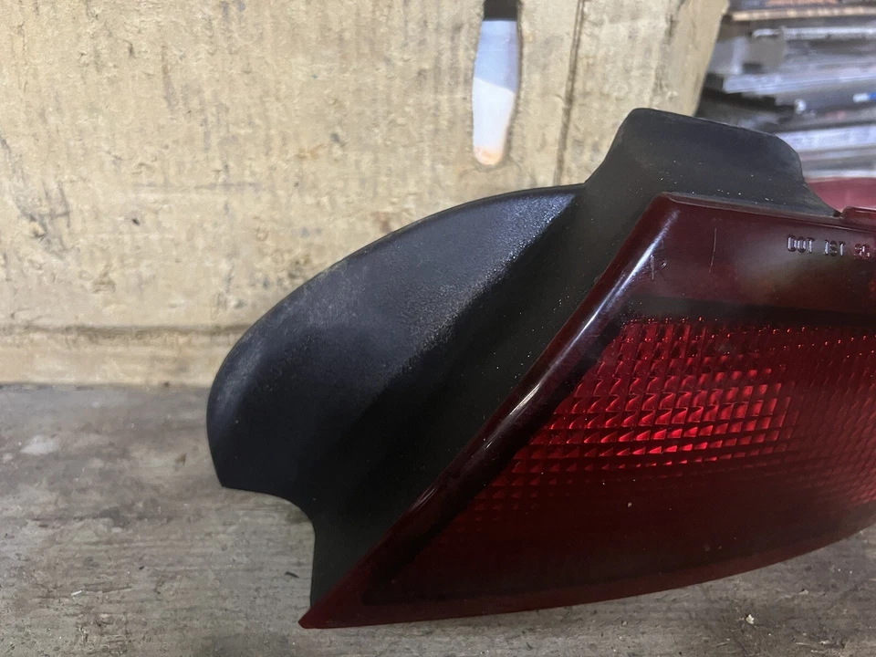 PONTIAC SUNFIRE КУПЕ 2 ДВЕРИ ЗАДНИЙ ФОНАРЬ ПАССАЖИРСКОЙ СТОРОНЕ ИМЕЕТ ЛАМПОЧКУ OEM 1995-1999 - Изображение 3 из 4