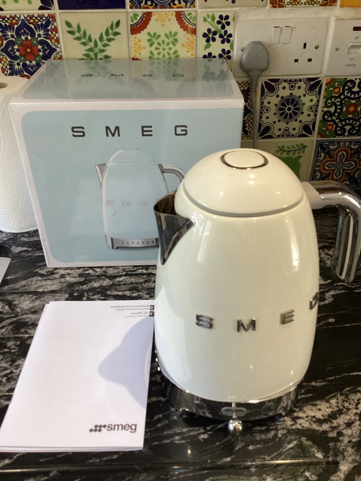 Smeg KLF04WHUK Stainless Steel Variable Temperature Kettle 3D Logo - White