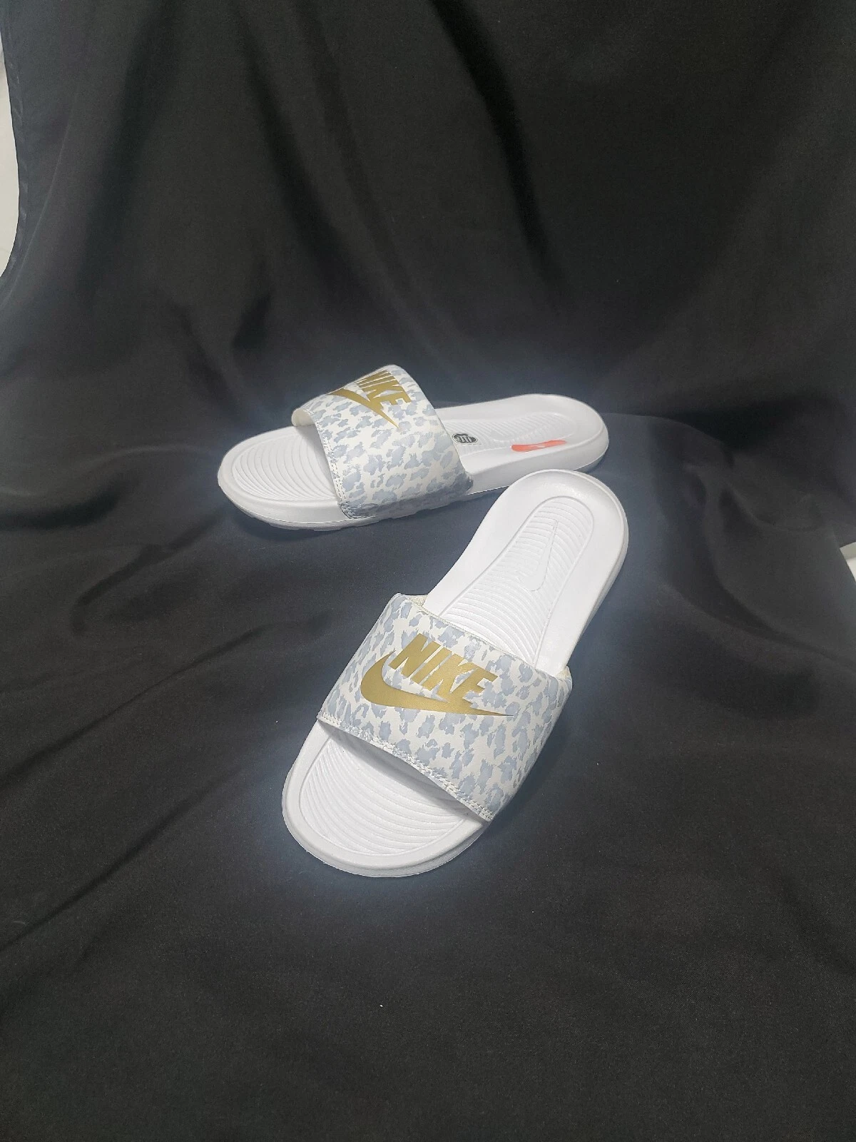 Sandali donna Nike taglia 7 infradito scarpe bianco oro grigio Victori One