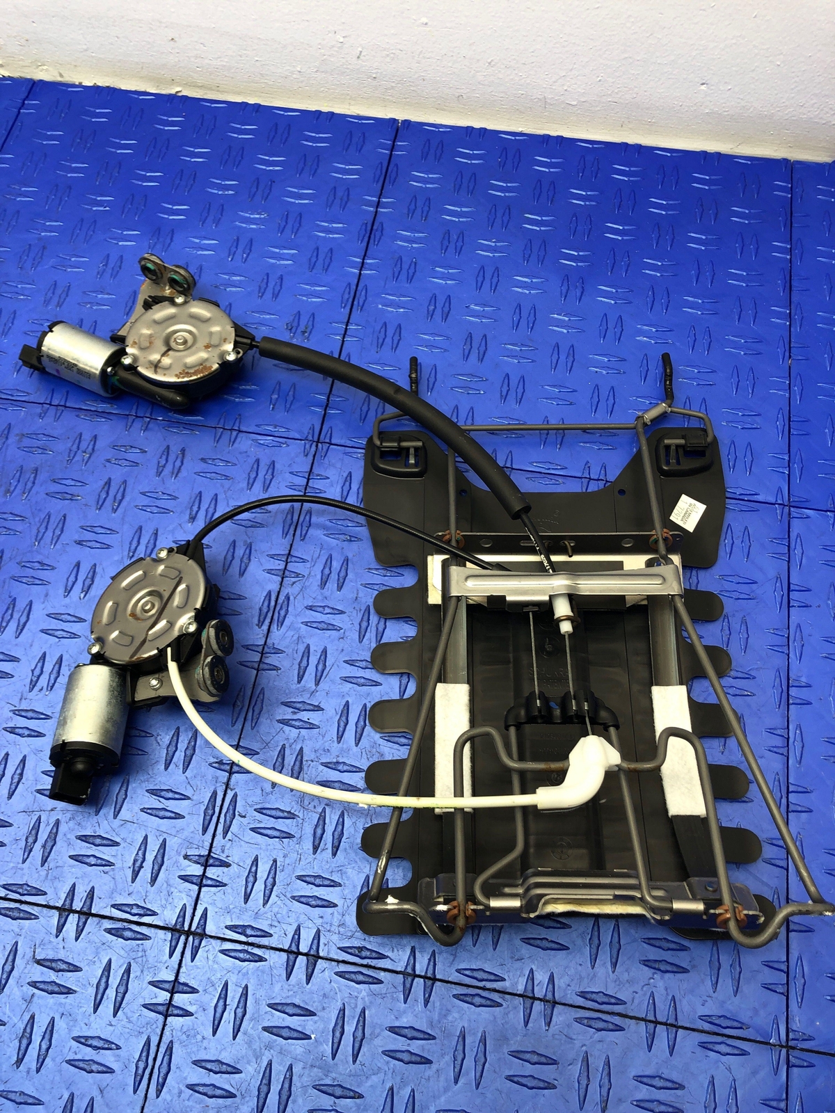 2013-2021 MASERATI QUATTROPORTE M156 FRONT RIGHT SEAT LUMBAR SUPPORT PAD W/MOTOR
