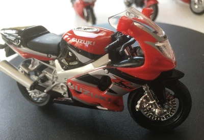 Motorrad Modelle 1:18  - SUZUKI GSX-R 1000 rot/silber - Blisterverp. - MAISTO - Bild 1 von 4