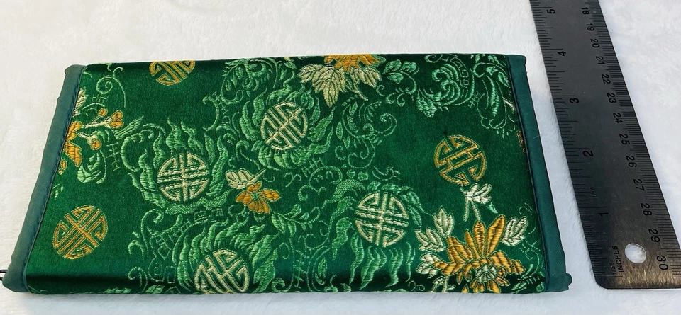 Cartera Brocado Libro a Cuadros Estilo Asiático Verde y Dorado para Mujer Hecha en Nepal Foto 4 de 4