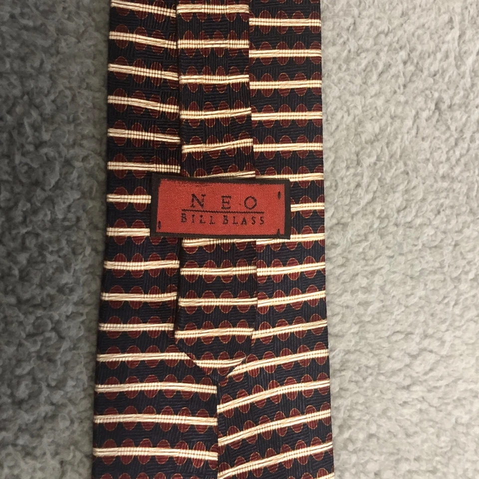 Corbata geométrica NEO Bill Blass 56" 100 % seda roja blanca azul a rayas Foto 4 de 4