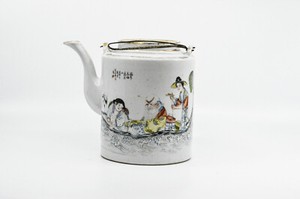 Antique Chinese Republic Period Porcelain Tepot, 6 inches tall -🐘