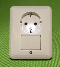 Jung ST550 / CD500 Steckdose mit Schalter cremeweiß Schraubklemmen 5575 EU