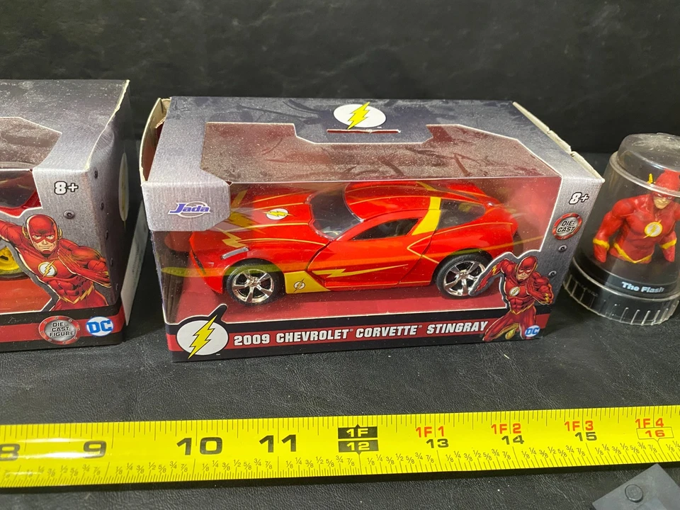 FLASH DC Jada Diecast 1973 Camaro Corvette Stingray w/ figures and toys - Image 3 of 4
