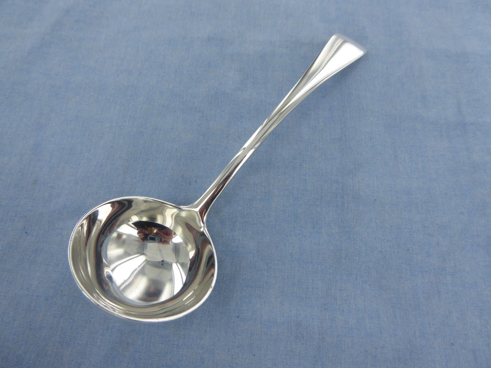 AN ANTIQUE STERLING SILVER OLD ENGLISH SAUCE LADLE, LONDON 1910.