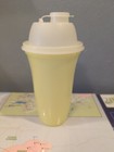 Tupperware Quick Shake 16 oz Mixer Blender Shaker #844 yellow Lid Insert — photo 1