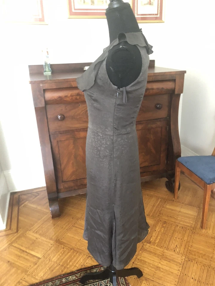 Vestido Giorgio Armani Gris Seda Floral Volantes Cuello en V Midi Talla IT 36, Estados Unidos 0-2 Foto 2 de 4