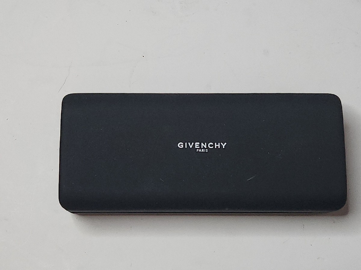 GIVENCHY PARIS black sunglass case Antigona Stamped sunglasses case in leather | Givenchy US  main image 3