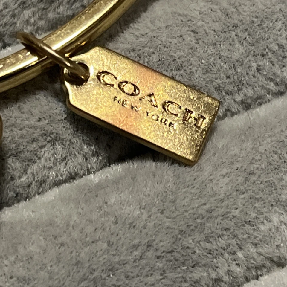 Pulsera con candado de diamantes de imitación Coach Foto 3 de 4