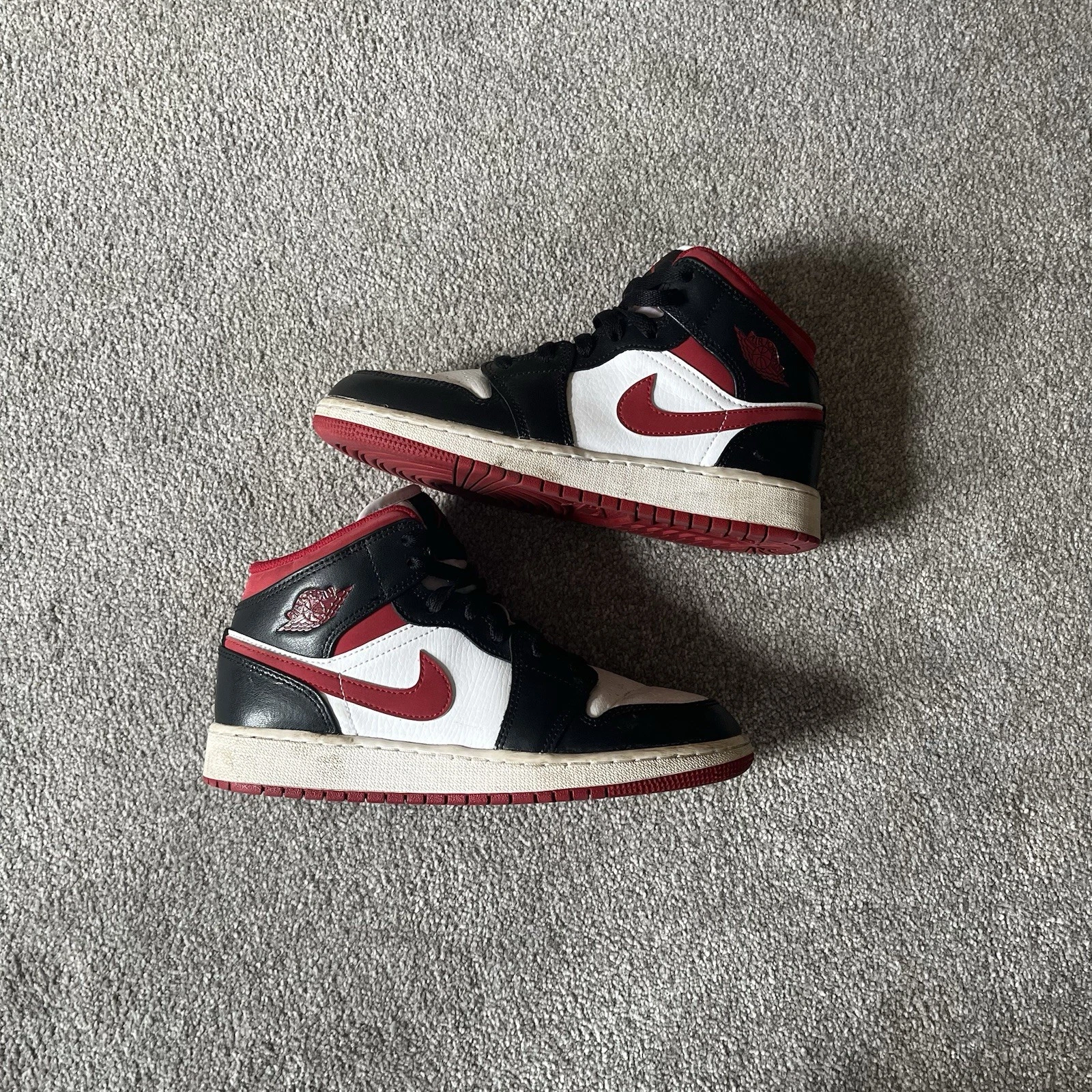 Air Jordan 1 Mid 'Nero e Rosso Palestra'