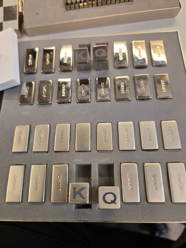 Juego de ajedrez/checker magnético de viaje DKNY todo metálico excelente estado *VER DESCRIPCIÓN* Foto 3 de 4