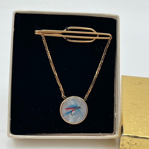 Señuelo de pesca con mosca rojo clip corbata vintage años 40 barra tono dorado hombre exterior retro MCM - Imagen 3 de 6