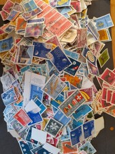 Vrac de milliers de timbres de Suisse décollés
