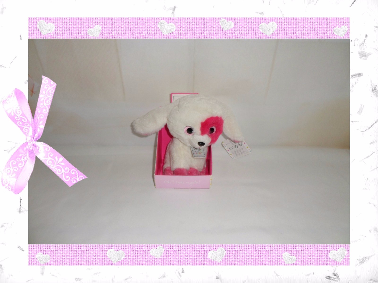 Doudou peluche chien blanc fuchsia Miniz, le cadeau de naissance idéal