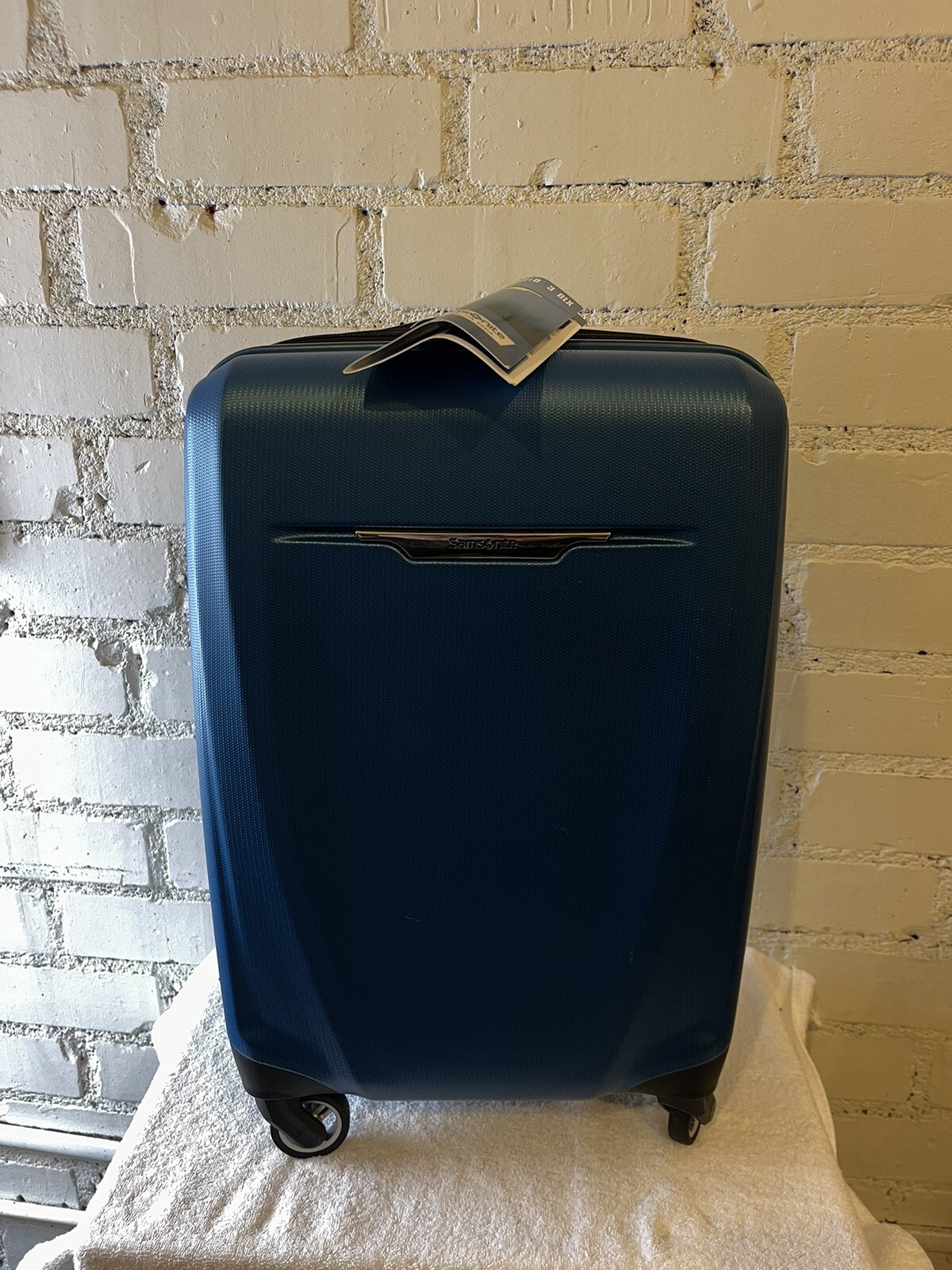 Samsonite Winfield 3 DLX Spinner Hardside Luggage 20" CarryOn (Blue