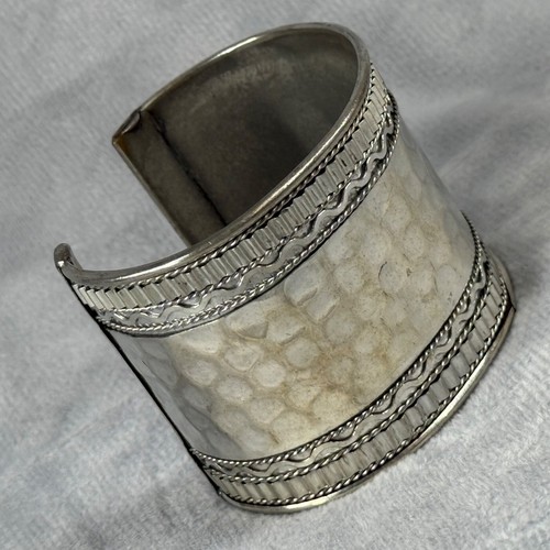 Bracciale in metallo tono argento martellato largo intrecciato bordo testurizzato boho - Foto 15 di 17