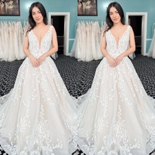 Elegant A-Line Wedding Dresses V-Neck Sleeveless Lace Applique Beach Bridal Gown