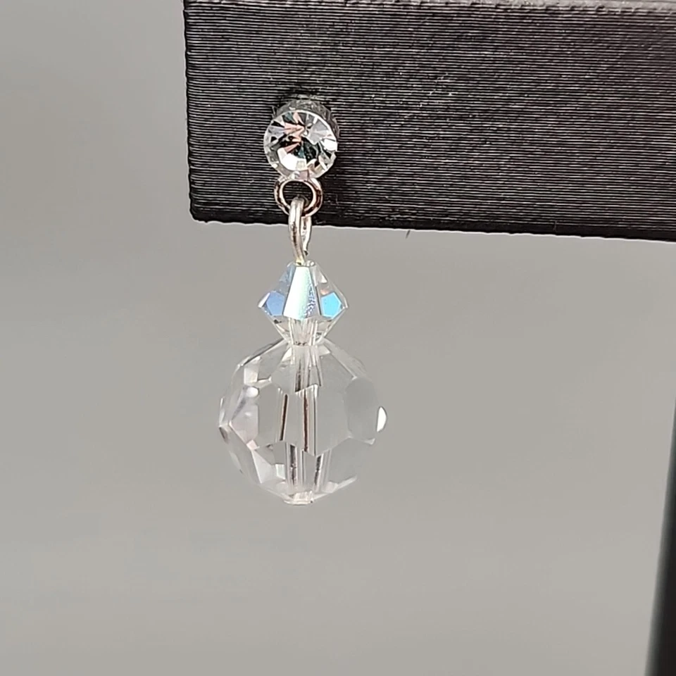 Pendientes perforados colgantes Givenchy estrás de vidrio cuentas facetadas tono plata 7/8" Foto 3 de 4