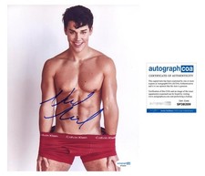 Noah Beck "Noah Beck Tries Things" AUTOGRAPH Signed Shirtless 8x10 Photo ACOA