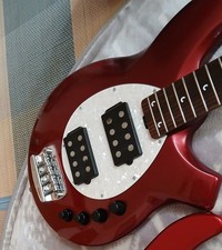 Music Man Bongo HH Basso Elettrico Rosso Bianco Battipenna