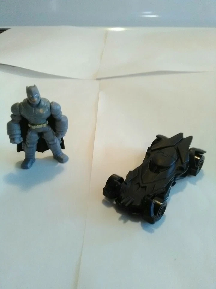 Mattel Hot Wheels Batman v Superman Action Figure and Batmobile - Image 3 of 4