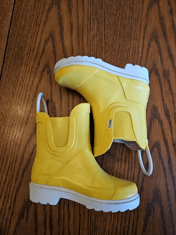 Дождевые сапоги TOMS для мальчика девочки ясельного возраста размер 6 желтые резиновые без застежек  - Изображение 4 из 4