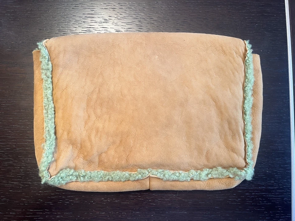 Bolso sin asas Chanel de gamuza de cuero marrón claro con solapa de oveja en perfecto estado Foto 2 de 4