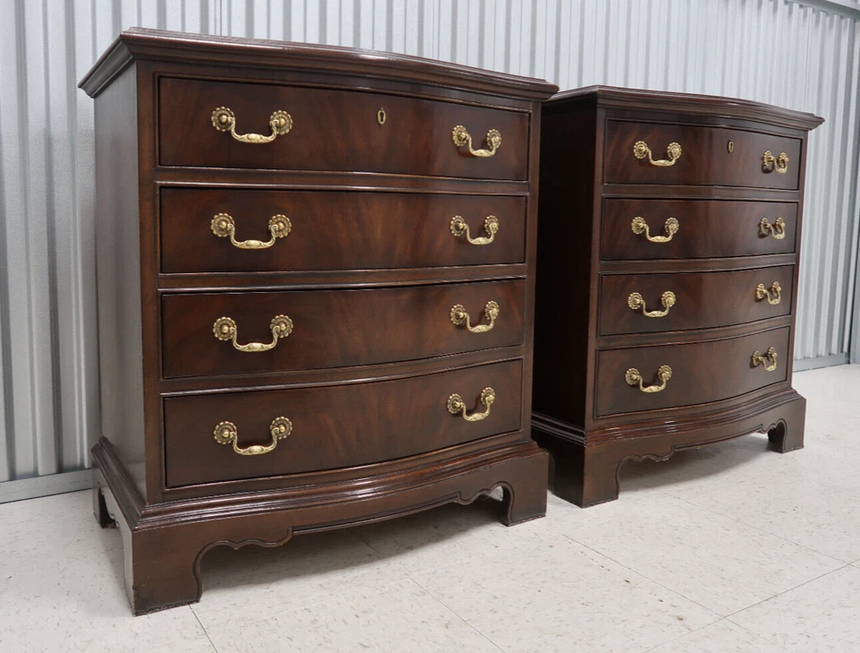 Baús noturnos grandes de mogno chama relíquias Drexel Heritage - Par - Imagem 3 de 4