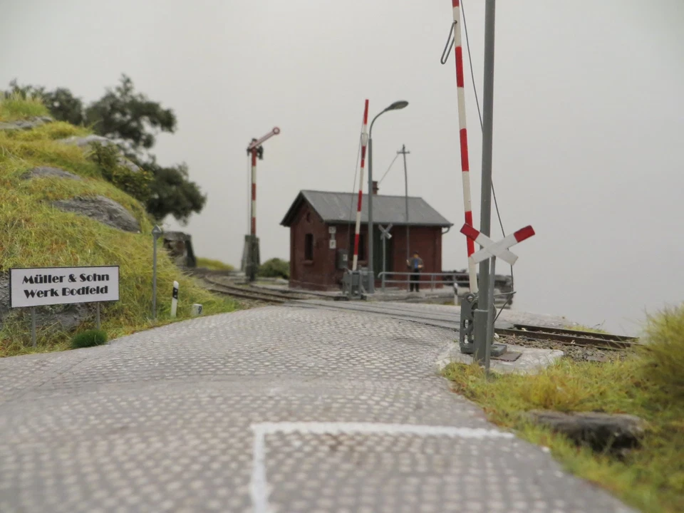 Diorama in 1:87 als Bahnübergang mit Brücke und Tunnel für H0 und H0e - Bild 2 von 4