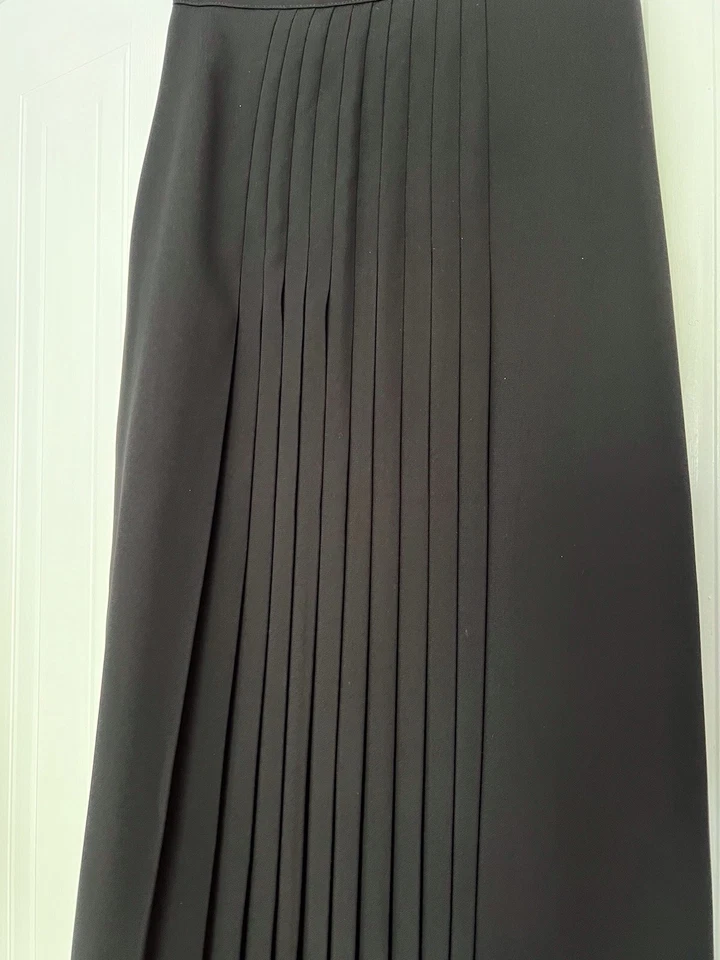 Windsmoor Size 8 Black Lined Midi Skirt With Pleated Panel Back And Front - Image 2 of 4