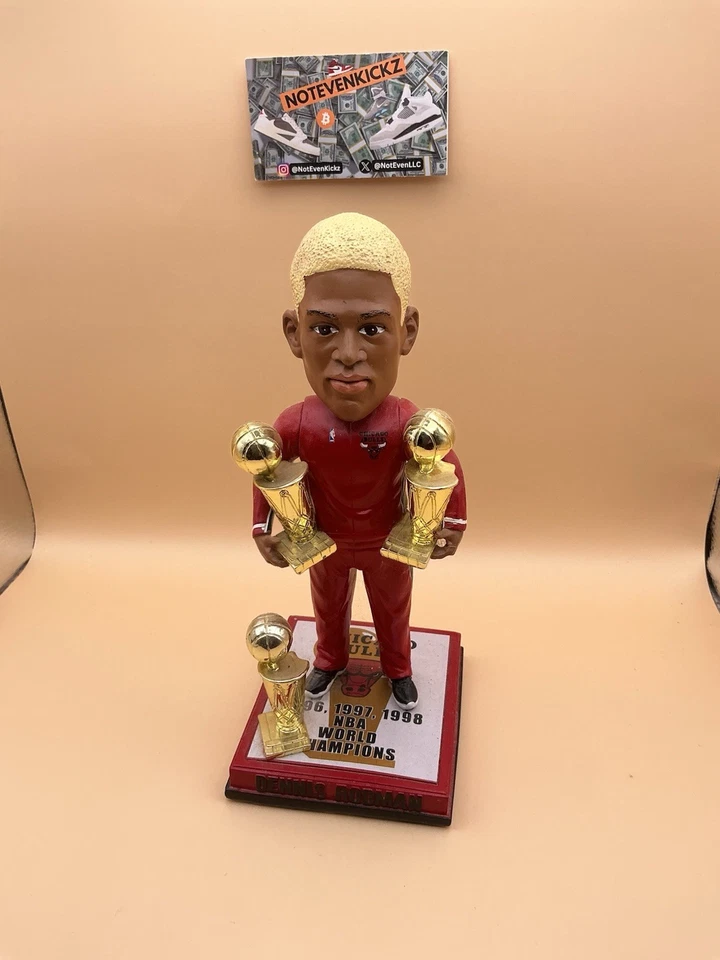 Dennis Rodman Chicago Bulls FOCO 3x Championship Trophy Bobblehead 261/300 Foto 3 de 4