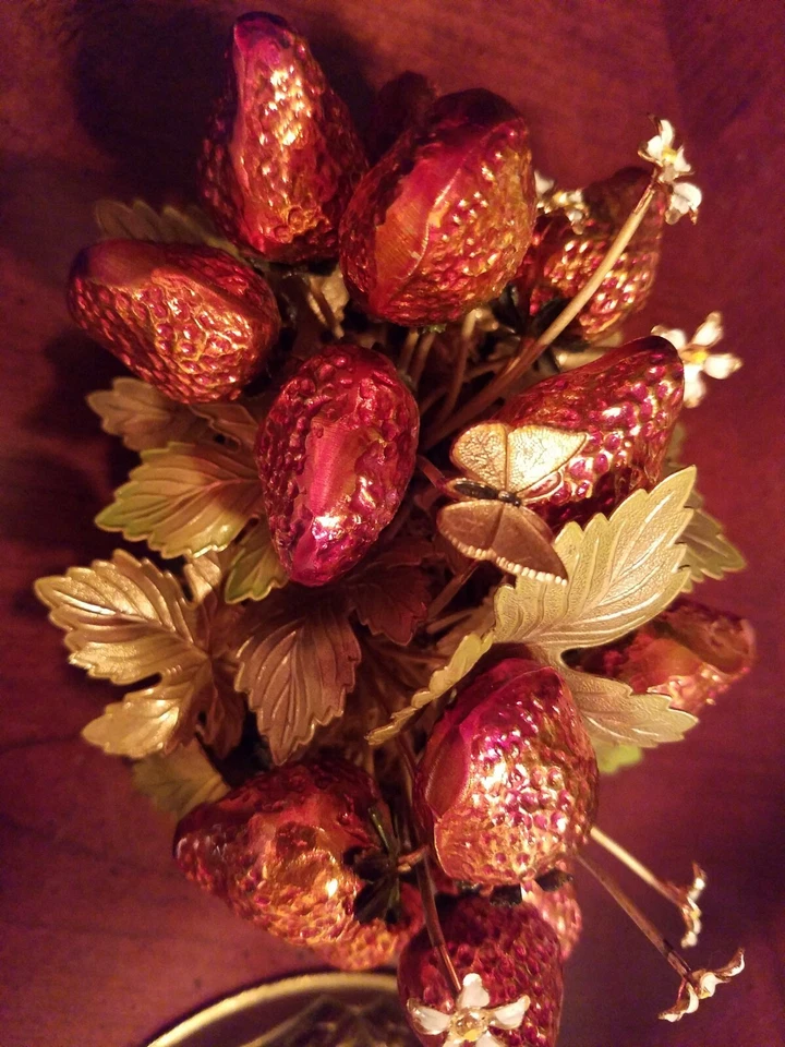 МЕТАЛЛИЧЕСКАЯ ХУДОЖЕСТВЕННАЯ И ЭМАЛИРОВАННАЯ КЛУБНИЧНАЯ КОРЗИНА ВИНТАЖНАЯ РЕДКАЯ ТЯЖЕЛАЯ БАБОЧКА ЦВЕТЫ КРАСОТА - Изображение 2 из 4