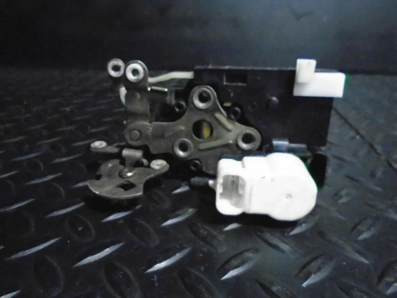 99-04 Pontiac Montana Front Passenger Door Lock / Latch / Actuator - Image 2 of 4