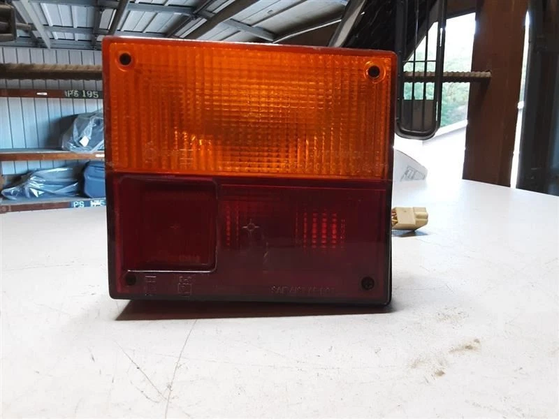 Luz trasera izquierda del conductor con lámpara giratoria ámbar se adapta a 86-91 Yugo GV 9889432 Foto 2 de 4