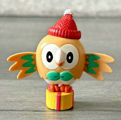 Pokemon Rowlett Mini Figur Spielzeug Jazwares Offizielles Pokémon Weihnachtsgeschenk Mütze