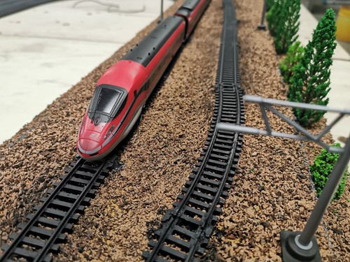Diorama ferroviario con treno Trenitalia Freccia Rossa 1000 1:87 H0 OCCASIONE - Foto 10 di 15
