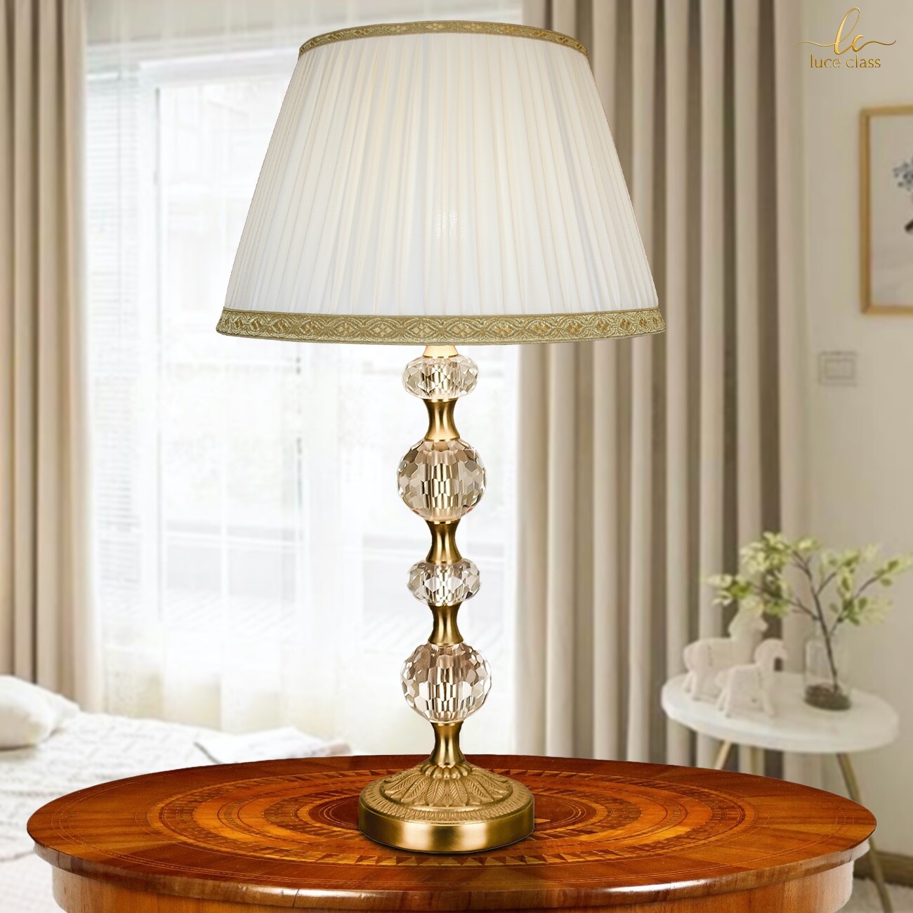 Lampada da comodino elegante classica in cristallo e ottone con paralume plissé.