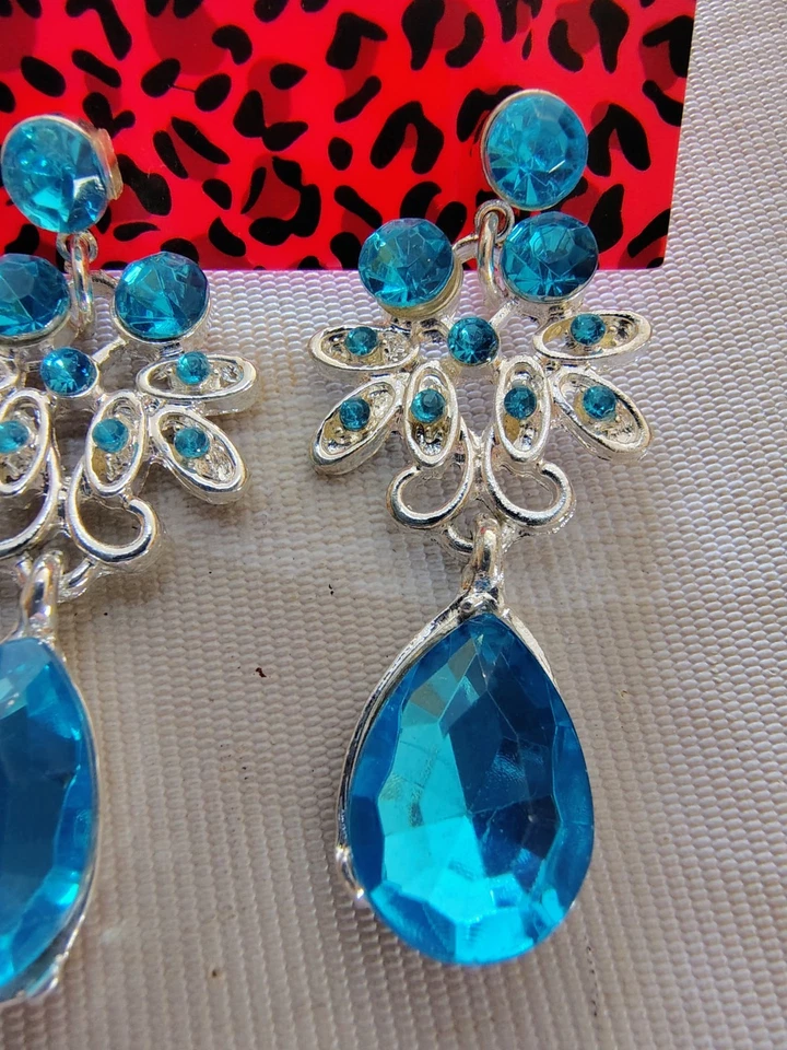 Pendientes lágrima cristal azul Betsey Johnson tono plata colgante brillo Foto 2 de 4