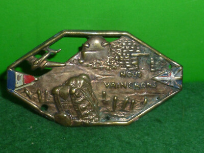WW 2 NOUS VAINCRONS BADGE { NO PIN ]