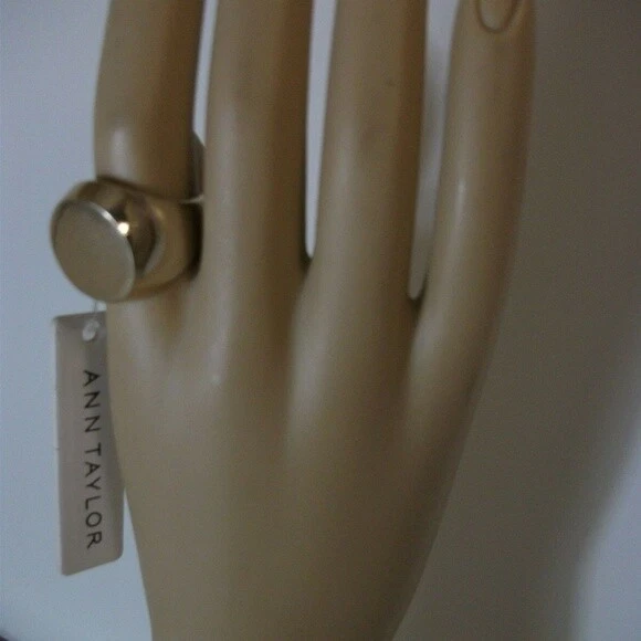 Ann Taylor Women's Modern Signet Ring Sz 8 NWT 39.50 GOLD - Image 4 of 4