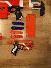 NERF Elite Firestrike mit Zubehör, Magazin u...