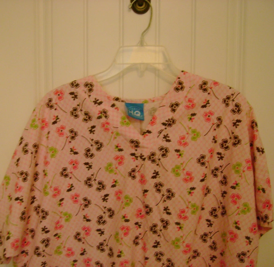 HQ High Quality Womens XL Scrub Top Short Sleeve Pockets PINK Flowers V Neck - Image 2 of 4