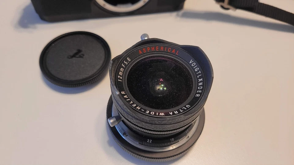 Excellent Voigtlander Ultra Wide-Heliar 12/F5.6 Aspherical Lens - plus adapter - Image 4 of 4