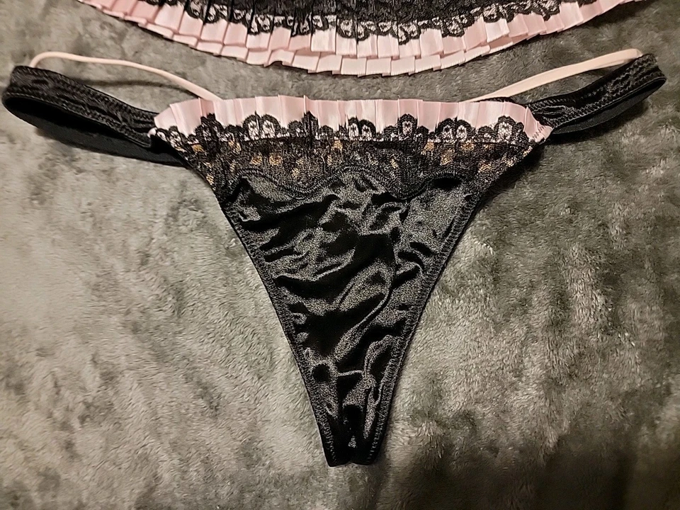 Victoria's Secret Black Pleated Bra/ Garter/Thong Set 36/L - Image 4 of 4