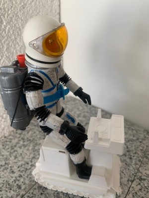 Major Matt Mason mit Raumgleiter und Flight-Rucksack.