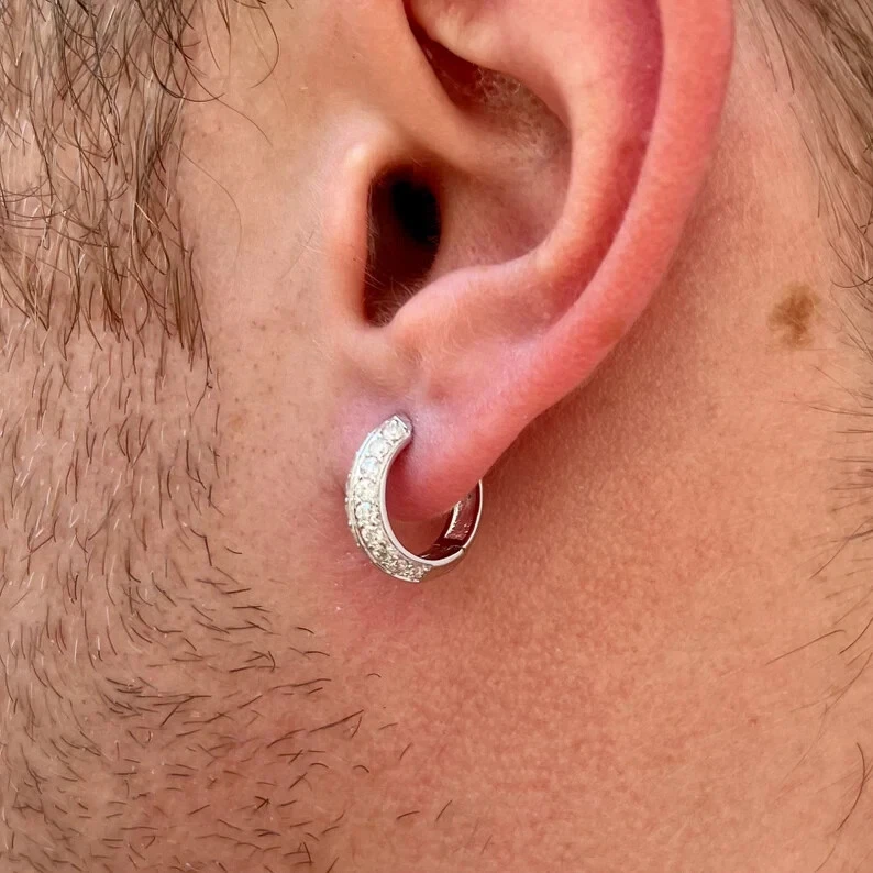 Pendientes tipo argolla Huggie gruesos de diamantes creados de 1,70 quilates de oro amarillo de 14 quilates más de 925 Foto 2 de 4