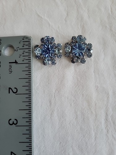 Vntg Light Blue Facetted Rhinestones Cluster Clipon Earrings - Picture 6 of 12
